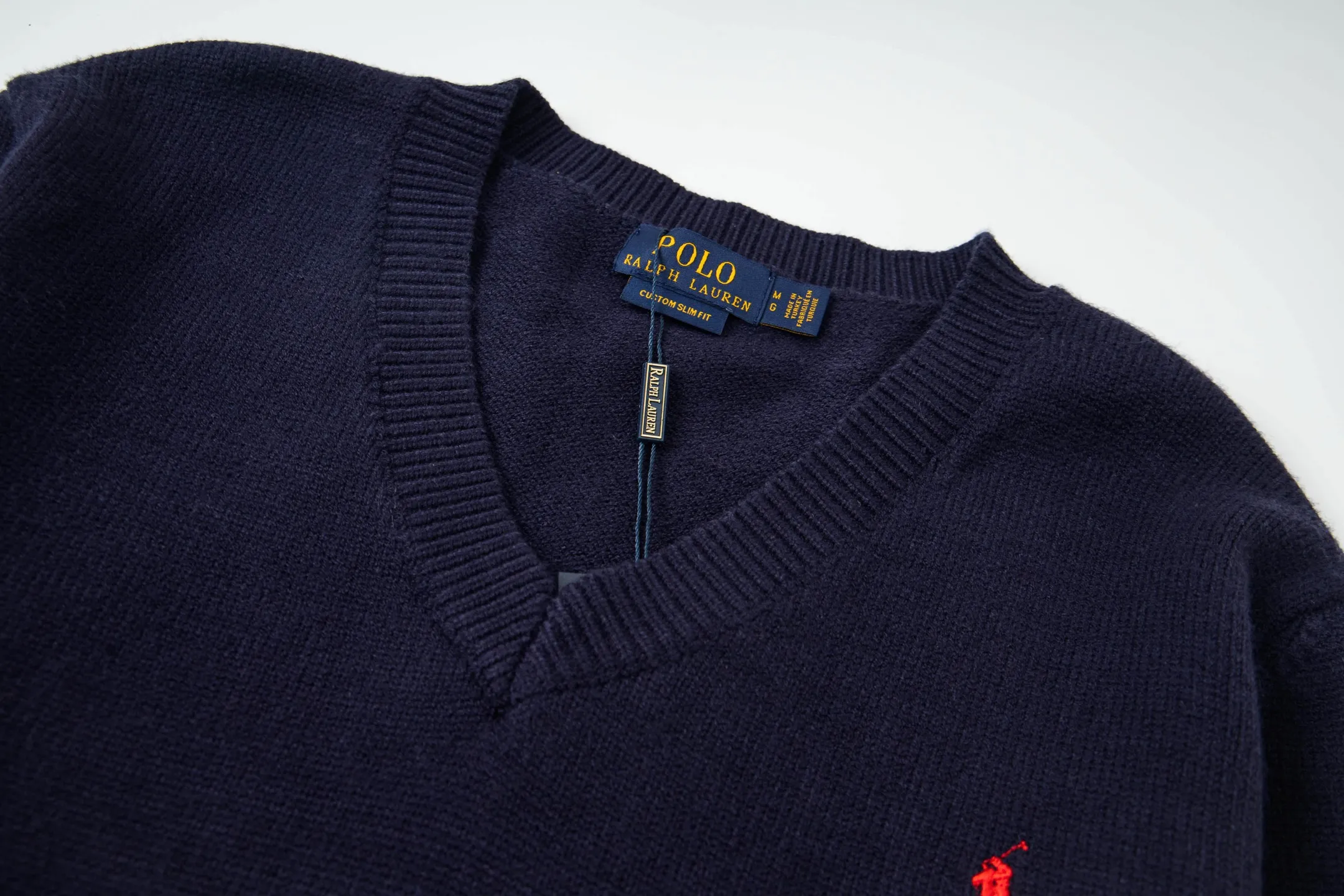 P210 Style number: Y197 Ralph Lauren men's crew neck sweater men's hemp flower original collar sweater. The version is really good-looking. It can be worn alone or as a jacket to be worn inside or outside. The upper body shows personal fashion charm. Four colors are available. The same style for men and women. A must-see item for new summer products. Tag, hanging grain, washed, packaging bag, full set of accessories. Very good appearance. Super exquisite workmanship. Size: S-XL